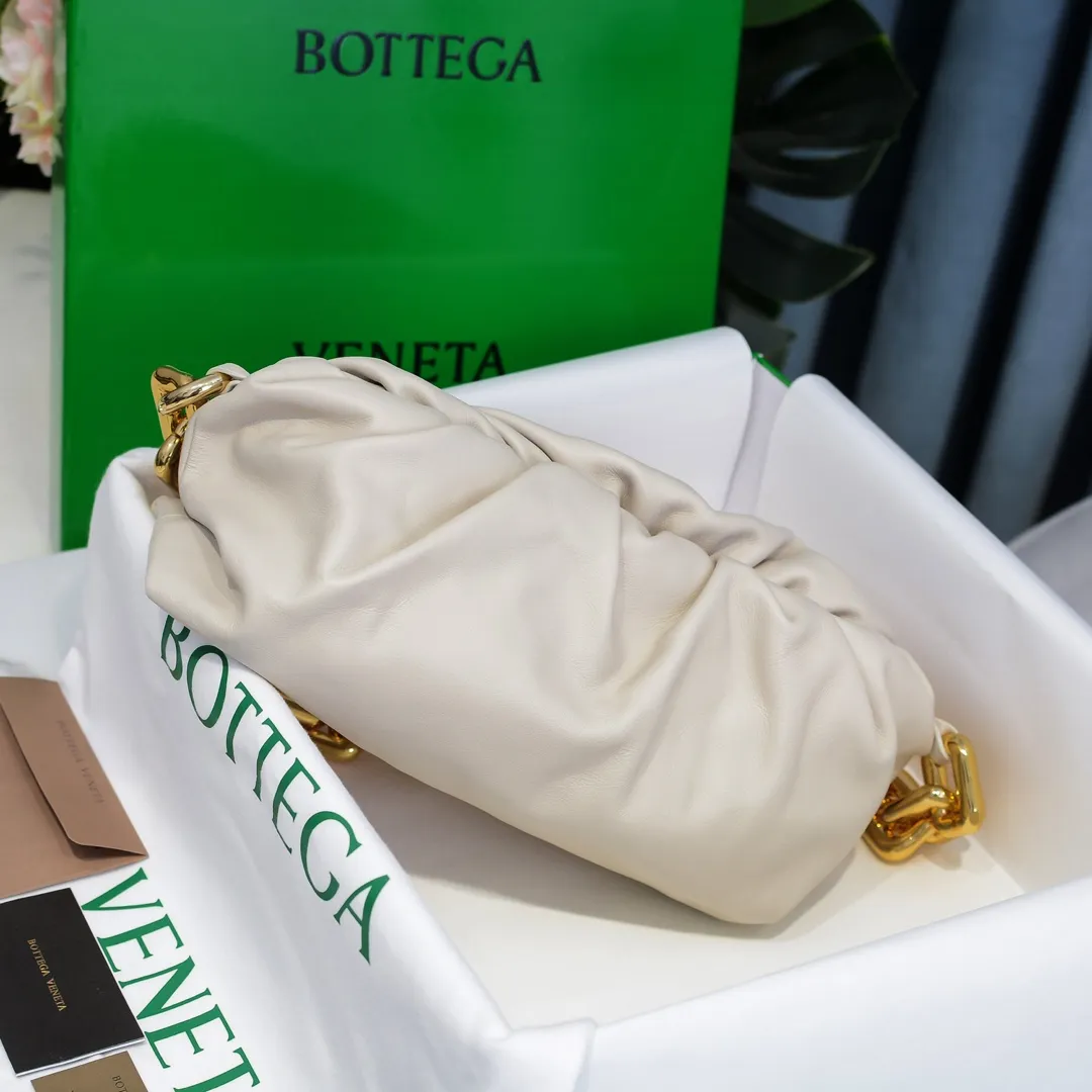 2020 new products will continue to upgrade the cloud bag to the вoттega veneтa chain cloud bag. It is still developed with imported original leather as standard. This hardware chain needs to be light on the upper body and can only be made of all-steel material. It is made of hollowed metal. You don’t have to worry about its weight. Major celebrity fashion bloggers have used it to attend fashion shows. Who can resist the charm of this large gold chain [smile] Style number: 6708# Size: 30*16*12